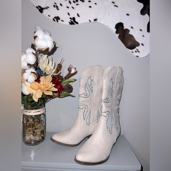 Women’s Cowgirl Boots - Picture 2 of 2